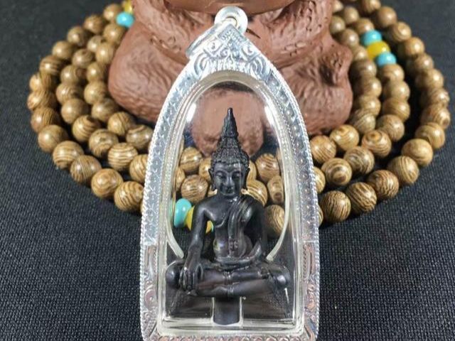 活佛龍婆坤:秘制佛牌多次救人命,泰國國王都要虔誠跪拜他